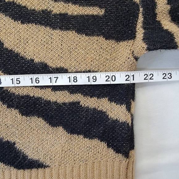 American Eagle Sweater Tan Black Tiger Animal Print Fuzzy Wool Blend Cropped XS - Picture 9 of 13